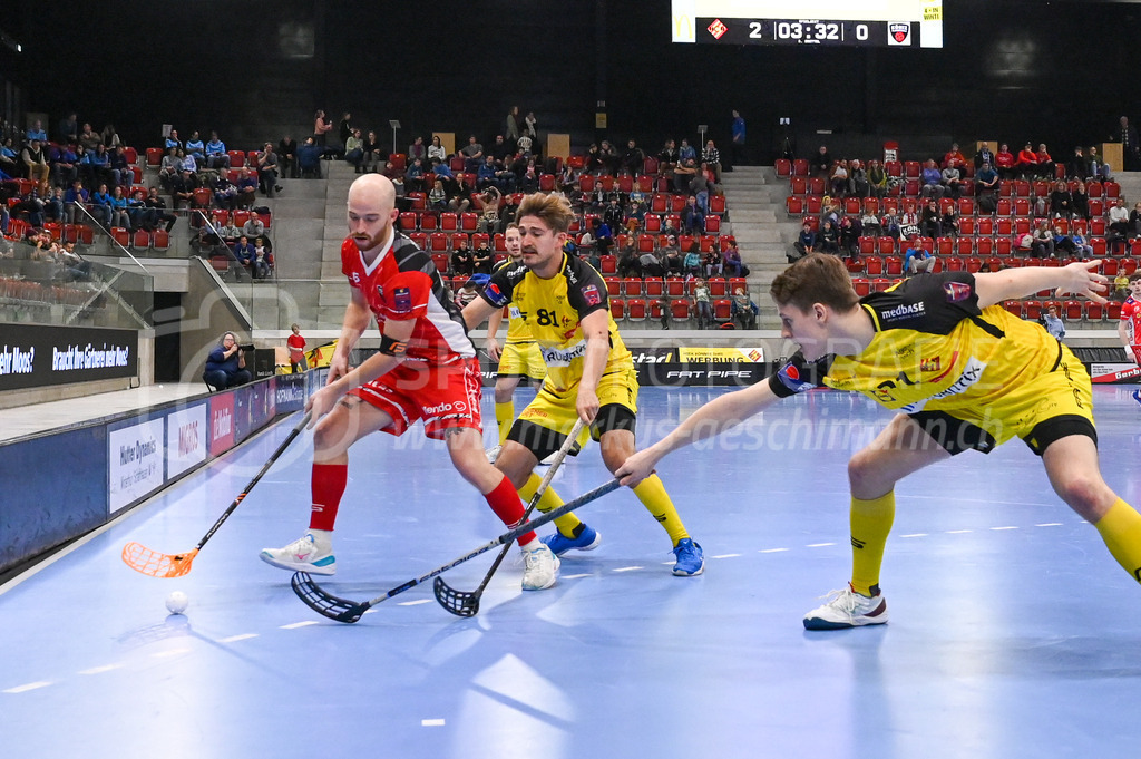 HC Rychenberg vs Floorball Köniz - 18. Dezember 2022 | HC Rychenberg vs Floorball Köniz
AXA Arena, Winterthur
Jan Zaugg (#61 Floorball Köniz), Tim Aeschimann (#81 HC Rychenberg) und Niklas Rutz (#21 HC Rychenberg).
Bild: Sportfotografie Markus Aeschimann | www.markus-aeschimann.ch - Realisiert mit Pictrs.com