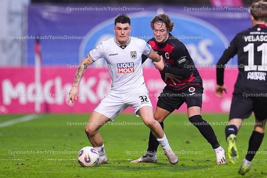 xYDRx06122501059 | 06.12.2025, xydrx, Fußball, 3.Liga, FC Viktoria Köln - SSV Ulm 1846, Saison 2025 2026, Sportpark Höhenberg: Niklas Koelle (SSV Ulm 1846 #32) im Zweikampf gegen Tobias Eisenhuth (FC Viktoria Köln #6)       DFB regulations prohibit any use of photographs as image sequences and or quasi-video.Photo: xYannisxDreimannxPressefotoKochx