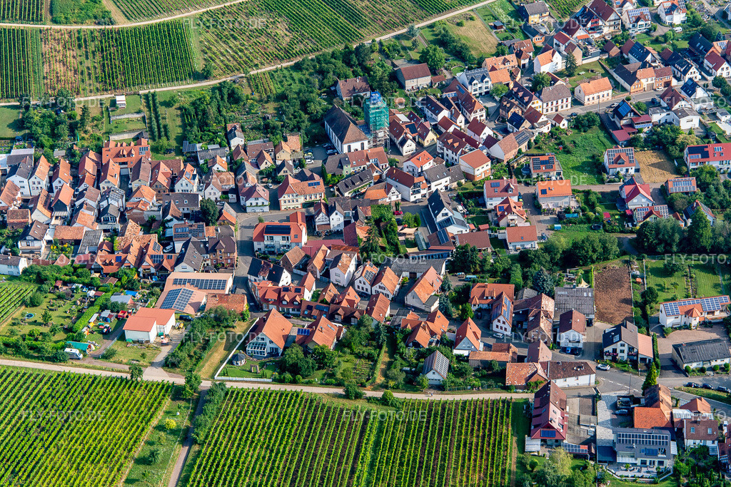 Ortschaft von Süden mit eingerüsteter Katholische Pfarr- und Wallfahrtskirche Allerheiligen | Luftbild: Ortschaft von Süden mit eingerüsteter Katholische Pfarr- und Wallfahrtskirche Allerheiligen in Ranschbach im Bundesland Rheinland-Pfalz in Deutschland. Foto: IMG_142958.jpg vom 03.08.2024 durch ©2025 Werner Riehm fly-foto.de/copyright - Realisiert mit Pictrs.com
