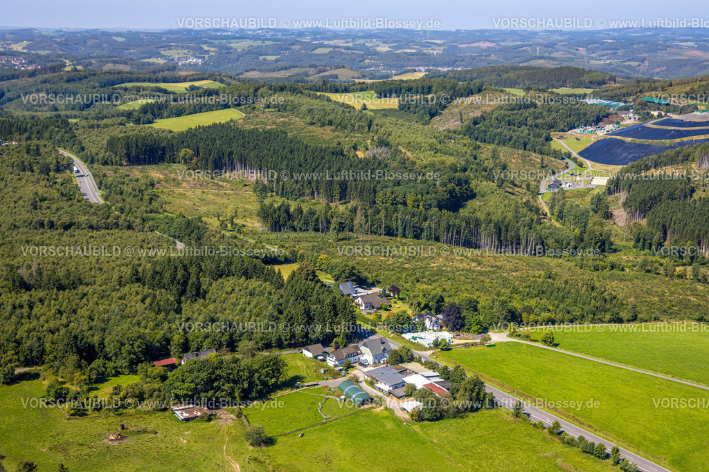 Olpe250809682Neuenwald | Luftbild, Landwirtschaftsbetrieb und Wohnsiedlung Neuenwald, Bundesstraße B55 Ecke Neuenwald, Waldgebiet mit Waldschäden, Oberveischede, Olpe, Sauerland, Nordrhein-Westfalen, Deutschland