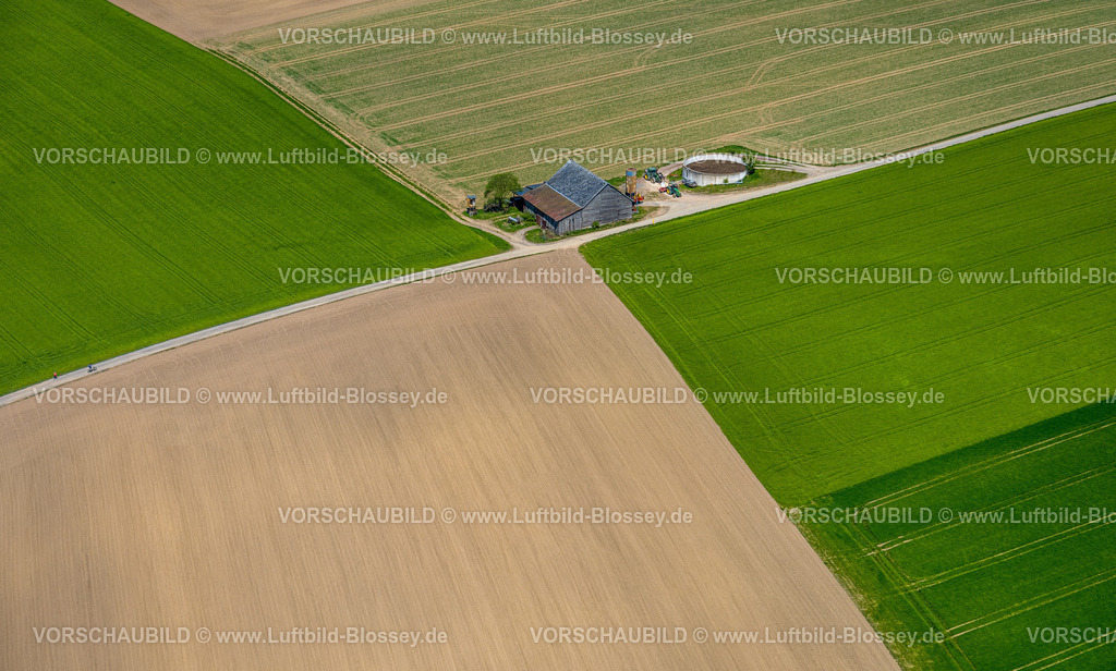 Schmallenberg240505316 | Luftbild, Wiesen und Felder, kachelförmige geometrische Strukturen, Traktor und landwirtschaftliche Anlage Winkhausen, Schmallenberg, Sauerland, Nordrhein-Westfalen, Deutschland
