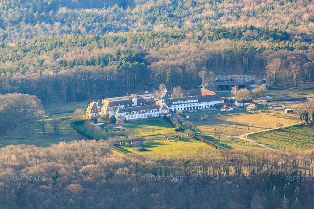 Pferdepension Kloster Liebfrauenberg | Luftbild: Pferdepension Kloster Liebfrauenberg in Bad Bergzabern im Bundesland Rheinland-Pfalz in Deutschland. Foto: IMG_62385.jpg vom 24.02.2014 durch Werner Riehm/FLY-FOTO.de - Realisiert mit Pictrs.com