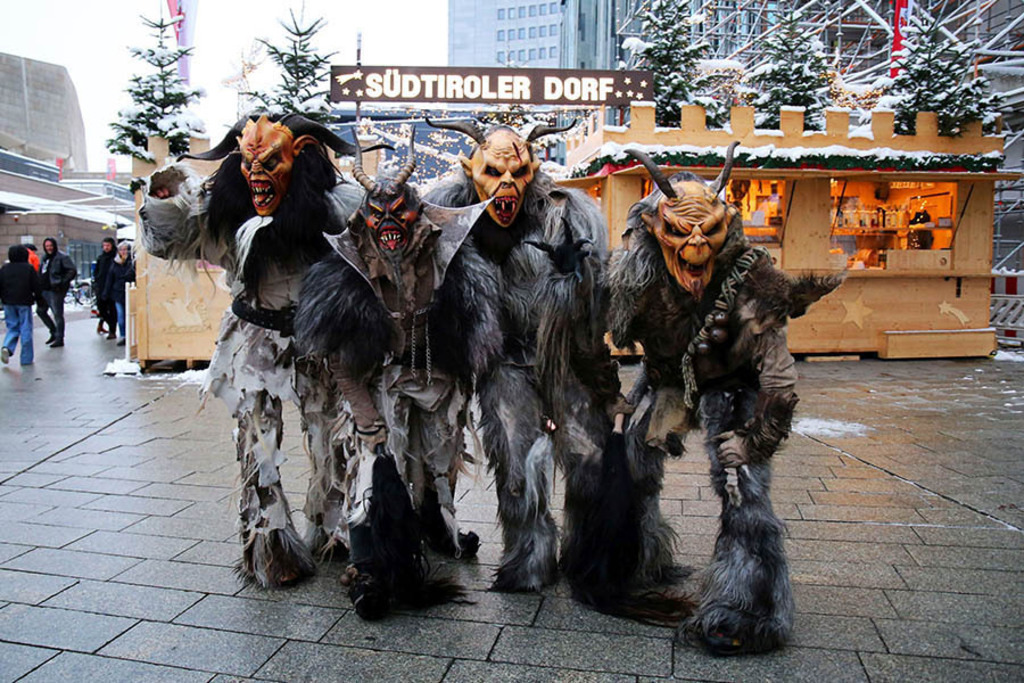 Leipziger Weihnachtsmarkt - Südtiroler Dorf - Krampusse | Entdecke über 20 Kategorien Leipzig-Motive: Foto-Downloads, hochwertige Poster, Leinwand- & Fine-Art-Prints. Jetzt Lieblingsfoto im Bildlexikon Leipzig Shop bestellen!