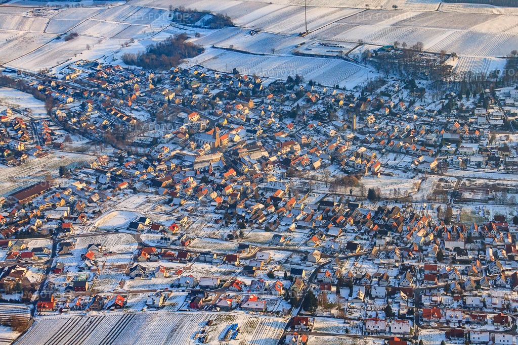 Luftbild: Winzerortschaft von Norden im Winter bei Schnee in Klingenmünster im Bundesland Rheinland-Pfalz in Deutschland. Foto: IMG_24499.jpg vom 16.02.2010 durch Werner Riehm/FLY-FOTO.de
