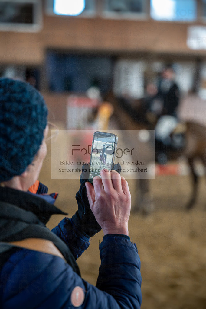 Hallenreittunier Voxtrup 2023 | Entdecke hochwertige Reitturnierfotos von Foto Oger. Professionell, emotional und authentisch – jetzt Lieblingsmomente im Shop bestellen.Deutschlandweite Turnierfotografie. - Realisiert mit Pictrs.com