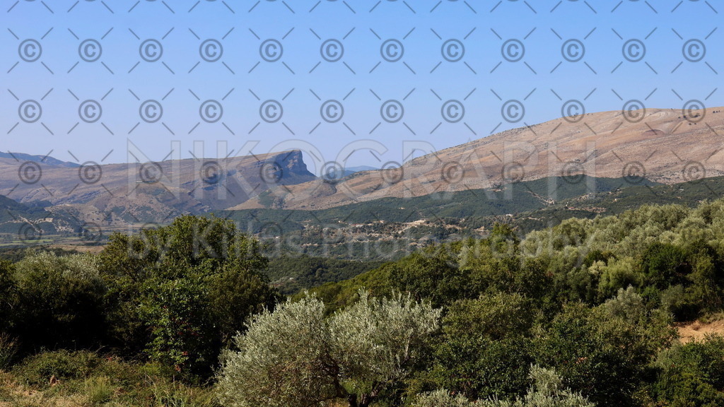 Berg und Tal | Berg und Tallandschaft im Nordwesten von Griechenland, bei Kato Paleokklisi. Das Dorf Kato Palaiokklision (Κάτω Παλαιοκκλήσι) liegt in der Präfektur Thesprotia (Θεσπρωτία) der Region Epirus (Ήπειρος) im Nordwesten Griechenlands. Laut Zensus 2011 hat Kato Palaiokklisi rund 50 Einwohner. Kato Palaiokklisi gehört der Gemeinde Filiates an.