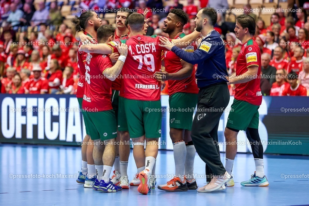 EHF16012601107 | 16.01.2026, Handball, Men's EHF EURO 2026, Portugal - Rumänien, Jyske Bank Boxen in Herning, Dänemark, Preliminary Round: Abschlussjubel Portugal nach dem Sieg gegen Rumänien. xp36  Martim Mota Costa (Portugal #79)  Victor Manuel Iturriza Alvarez (Portugal #08) 