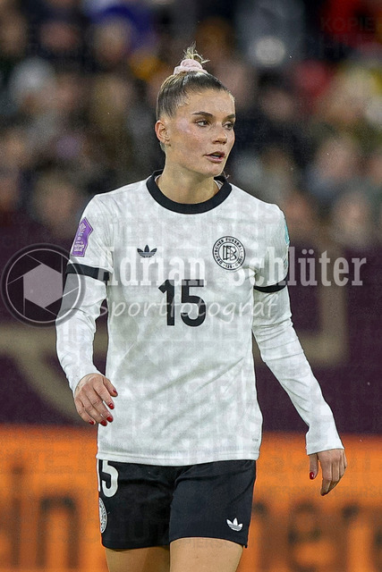 Deutschland vs Frankreich - Halbfinale - UEFA Women's Nations League | Düsseldorf, Deutschland, 24.10.25:   Selina Cerci ( Deutschland ) schaut waehrend des Halbfinals der UEFA Women's Nations League zwischen Deutschland vs Frankreich in der Merkur-Spiel-Arena(Foto von Brauer-Fotoagentur / Adrian Schlueter)