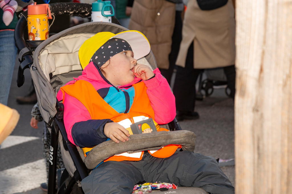Umzug2025-226_9953 | Fotostrecke: FASCHINGSUMZUG 2025 in Loosdorf. 22 Masken(gruppen)-Teilnehmer: Loosdorfer Vereine, Wirtschaftstreibende, Gemeindeabordnungen sowie Kreditinstitute. rund 700 Besucher entlang der Hauptstrasse. Veranstaltungs-Sicherung durch Mannschaft der FF-Loosdorf mit schwerem Gerät. Maskenprämierung am EKZ-Platz durch Bgm. Thomas Vasku in den Kategorien: Bester Festwagen (Fa. gkonzept-Groissenberger; Beste Personengruppe-ASK-Loosdorf; Beste Einzelperson; Weiteste Anreise-FF Schollach;