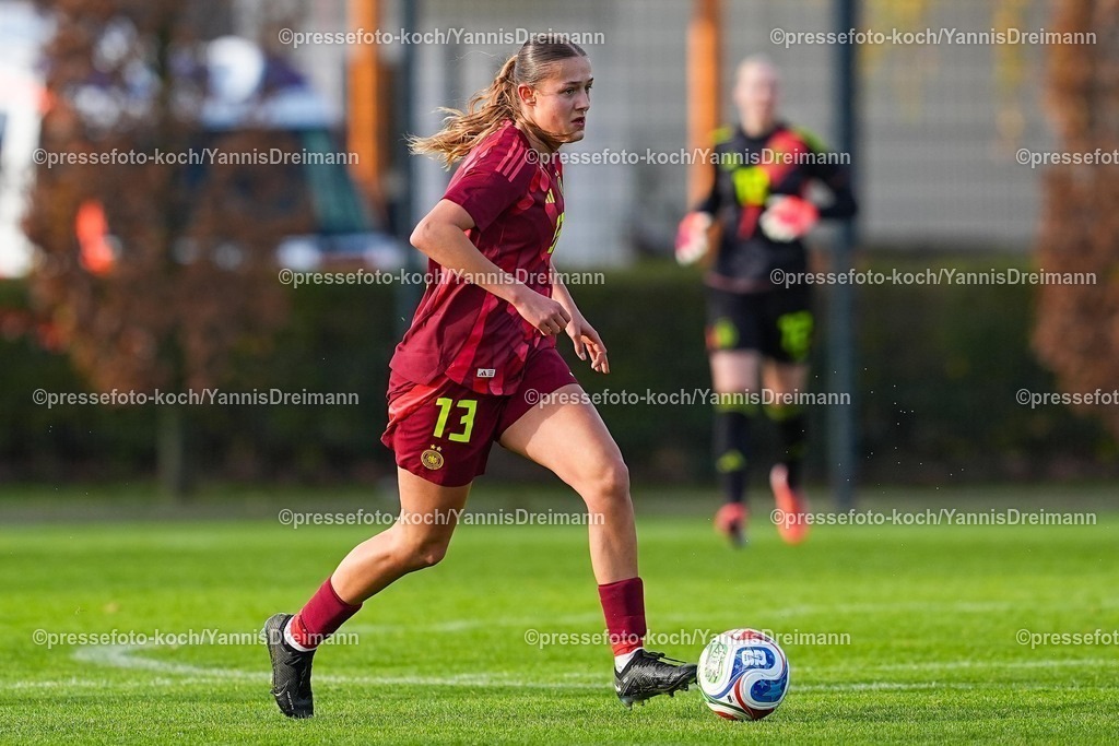 xYDRx29112501068 | 29.11.2025, xydrx, Fußball, Länderspiel, EM-Qualifikation U19-Frauen, Deutschland - Färöer, Sportschule Wedau: Svenja Voehringer (GER 13)DFB regulations prohibit any use of photographs as image sequences and or quasi-video.Photo: xYannisxDreimannxPressefotokochx