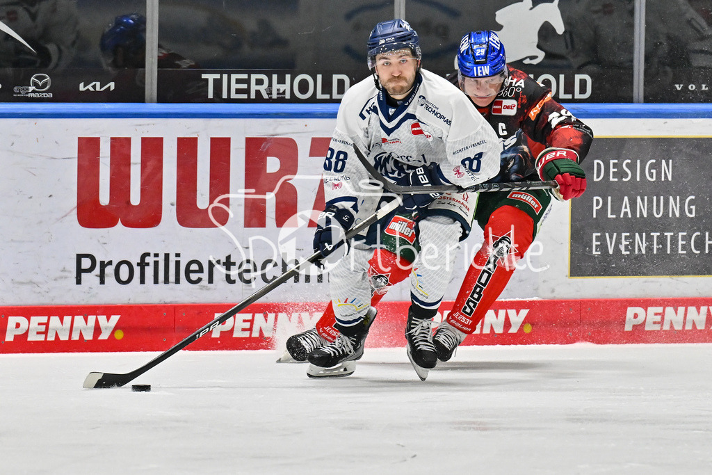 Augsburger Panther - Straubing Tigers | im Duell JC LIPON (Straubing Tigers #88) und Denis REUL (Augsburger Panther #29) / Zweikampf / DEL: Augsburger Panther - Straubing Tigers, Curt Frenzel Stadion am 29.11.2024