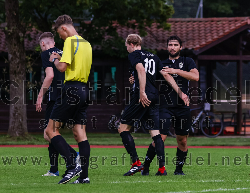 2023-09-03_073_SV_Anzing_gegen_TSV_Ottobrunn | Anzing, Deutschland, 03.09.2023:
Fußball, Kreisliga 2023 / 2024, Testspiel, 3. Spieltag, Endergebnis: 3:0

Jubel nach dem 2:0 durch Adrian Blumberg (SV Anzing, #10)
Gabriel Thul (SV Anzing, #14), Schiedsrichter Maximilian Biertümpfel, Adrian Blumberg (SV Anzing, #10), Gabriel Hrase (SV Anzing, #18)

Foto: Christian Riedel / fotografie-riedel.net