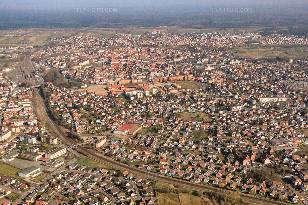 Aerial view: Thurot from the south in the district Bildstoeckel Ouest in Hagenau in the state Bas-Rhin, France. – Photo: IMG_62841.jpg taken on 03/09/2014 by Werner Riehm/FLY-FOTO.com – Resolution of the original: 4752 x 3168 px