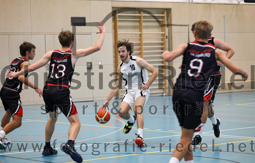2022-10-16_071_TSV_Vaterstetten_gegen_Baskets_Vilsbiburg_2 | Vaterstetten, Deutschland, 16.10.2022:
Basketball, Bayernliga Herren Südost 2022 / 2023, 1. Spieltag, TSV Vaterstetten gegen Baskets Vilsbiburg 2, Endergebnis: 83:64

J. Lenk (Baskets Vilsbiburg, #23), D. Esch (Baskets Vilsbiburg, #13), Finn Liebig (TSV Vaterstetten, #10)

Foto: Christian Riedel / fotografie-riedel.net