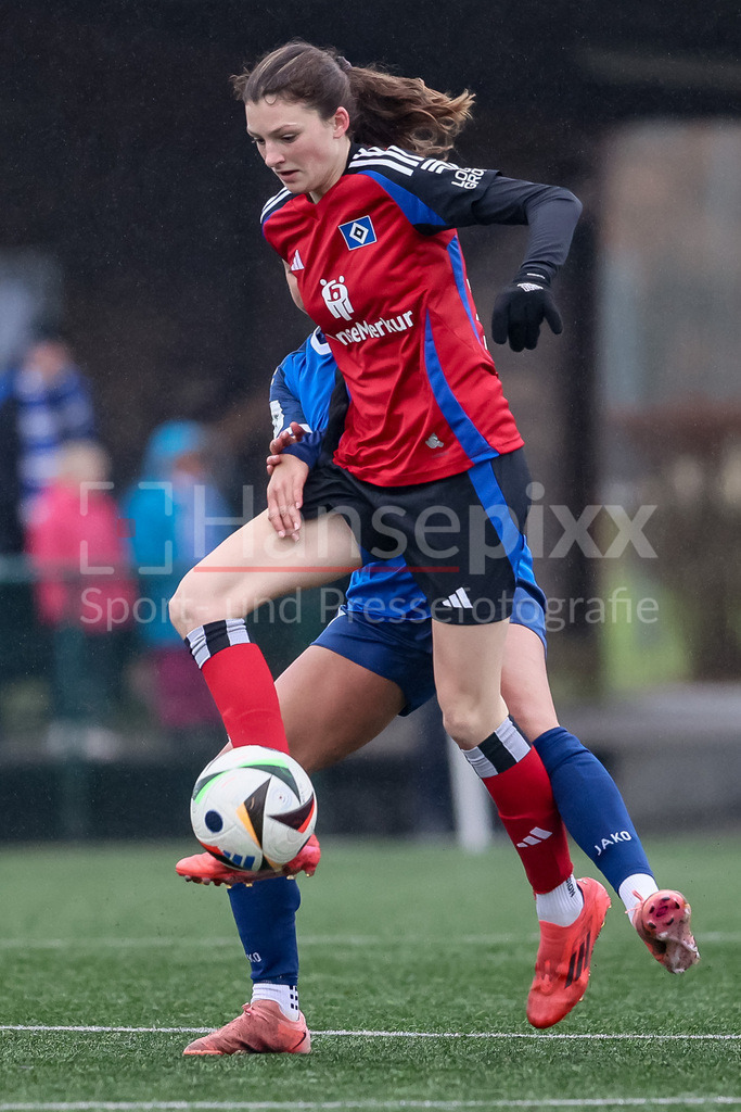 Fussball, Testspiel Frauen, Hamburger SV - 1. FFC Turbine Potsdam | v.li.: Lotta Wrede (Hambruger SV, 32) am Ball, Einzelbild, Ganzkörper, Aktion, Action, Spielszene