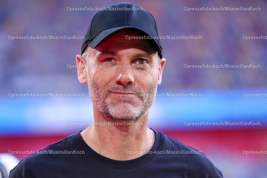 F9524042601090 | 24.04.2026, Fußball, Fortuna Düsseldorf - SC Dynamo Dresden, 2. Fußball Bundesliga, Herren, Merkur Spiel-Arena, 31. Spieltag, Saison 2025 2026: Cheftrainer Alexander Ende (Fortuna Düsseldorf) lächelnd zufrieden glücklich DFB regulations prohibit any use of photographs as image sequences and or quasi-video.