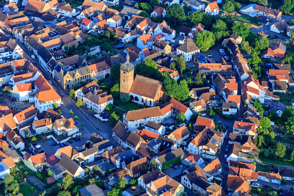 Luftbild: Marktstraße mit Ev. Martinskirche im Ortsteil Billigheim in Billigheim-Ingenheim im Bundesland Rheinland-Pfalz in Deutschland. Foto: IMG_080371.jpg vom 05.06.2015 durch Werner Riehm/FLY-FOTO.de