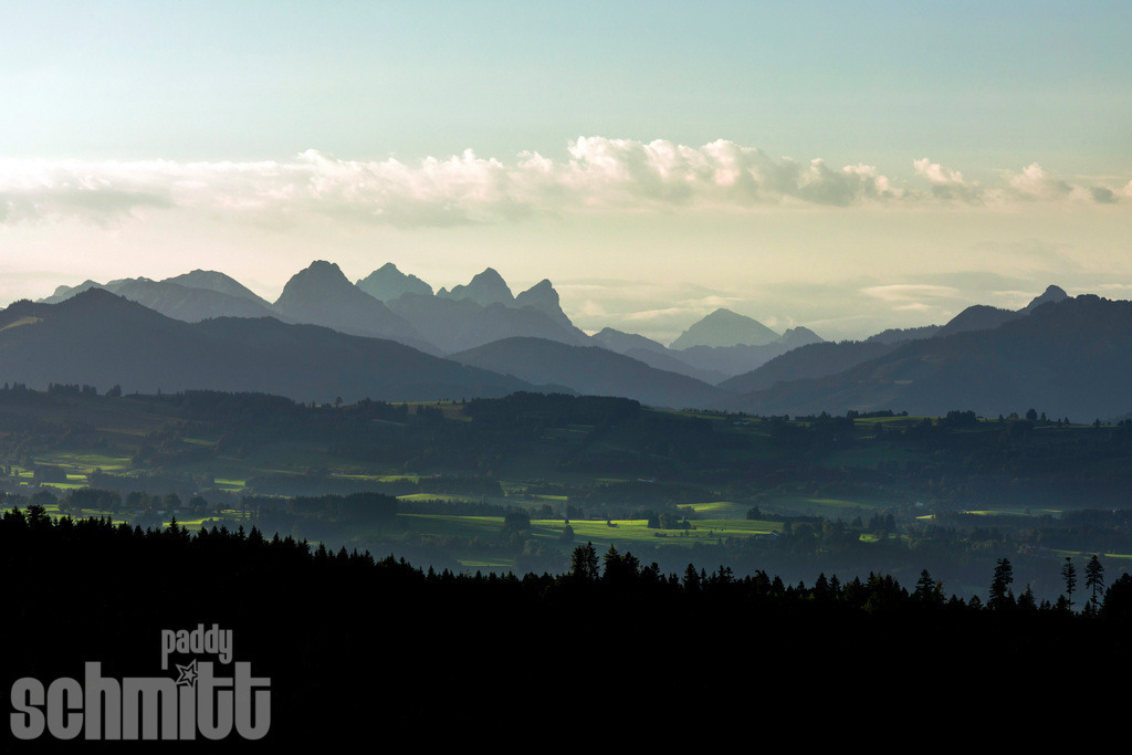 Blick in die Allgäuer Hochalpen | Ein beeindruckender Blick von Buchenberg in die Allgäuer Hochalpen. Die majestätischen Gipfel und die weite Landschaft zeigen die Schönheit des Allgäus von ihrer schönsten Seite. - Realisiert mit Pictrs.com
