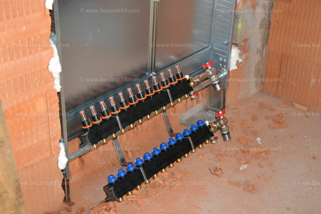 bib-lg16-heizung-0001 | Nach LV-Leistungsgruppen sortierte Detailfotos über den Bau eines Hauses. Alle Hausbau-Bilder direkt vom Urheber und Autor der Website Haus-Selber-Bauen.com