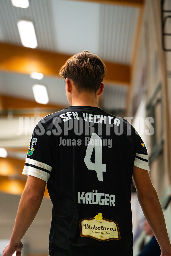 Handball I Herren I Saison 2025-2026 I Verbandsliga West I 13. Runde I SFN Vechta - HSG Varel II I 7999 | Noa Kröger (4, SFN Vechta) - Realisiert mit Pictrs.com