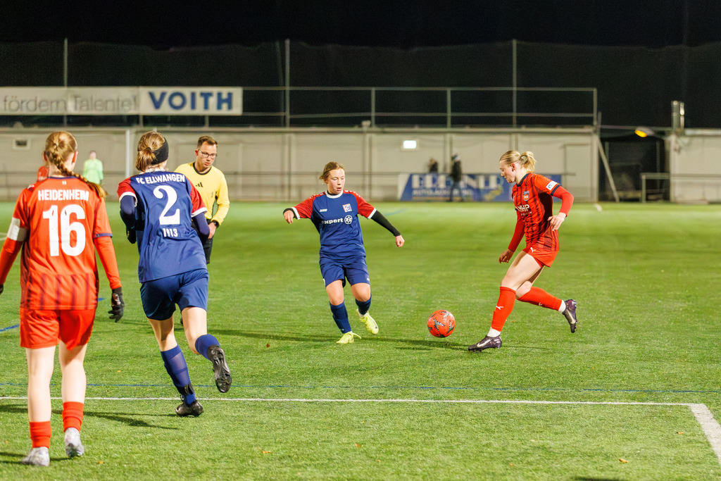 FCHFCE_251121_0993 | 1.FC Heidenheim 1846 II vs. FC Ellwangen II, Fußball, Frauen, Bezirksliga, 2025/2026, 10. Spieltag, 22.11.2025 in Heidenheim, Kunstrasen b. Voith-Arena West, Flutlichtspiel(Foto: Michael Bulling) - Realisiert mit Pictrs.com