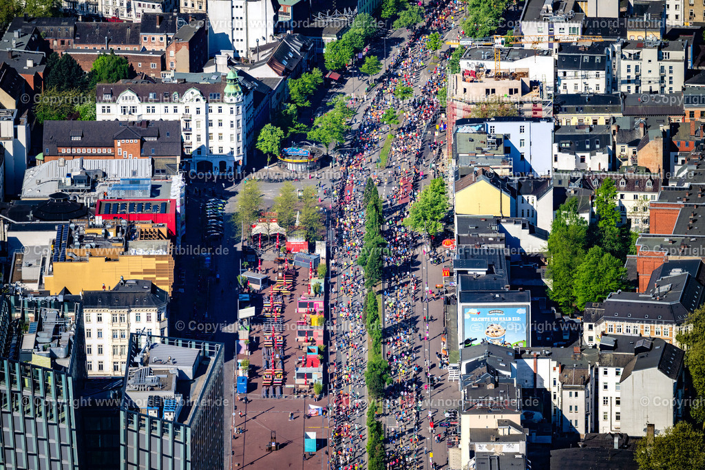Hamburg_Marathon_Reeperbahn_ELS_2204270425 | HAMBURG 27.04.2025 Teilnehmer der Sportveranstaltung " Hamburg Marathon " auf dem Veranstaltungsgelände an der Straße Helgoländer Allee, Reeperbahn im Ortsteil Sankt Pauli in Hamburg, Deutschland. Weiterführende Informationen bei: Marathon Hamburg Veranstaltungs GmbH. // Participants of the sporting event " Hamburg Marathon " at the event area on street Helgolaender Allee, Reeperbahn in the district Sankt Pauli in Hamburg, Germany. Further information at: Marathon Hamburg Veranstaltungs GmbH. Foto: Martin Elsen