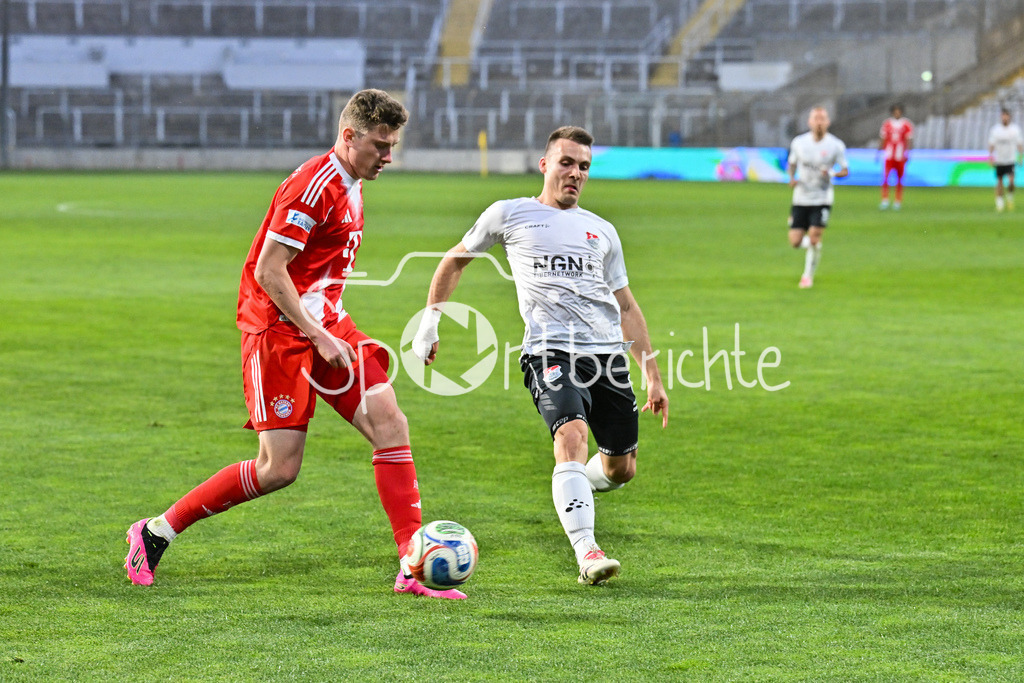 FC Bayern Amateure - TSV Aubstadt | MÜNCHEN, GERMANY - 24. APRIL: im Duell David HEINDL (FC Bayern München II 4) und Nico SCHMIDT (TSV Aubstadt 8) während dem Match zwischen den Amateuren des FC Bayern und dem TSV Aubstadt am 31. Spieltag der Regionalliga Bayern im Grünwalder Stadion