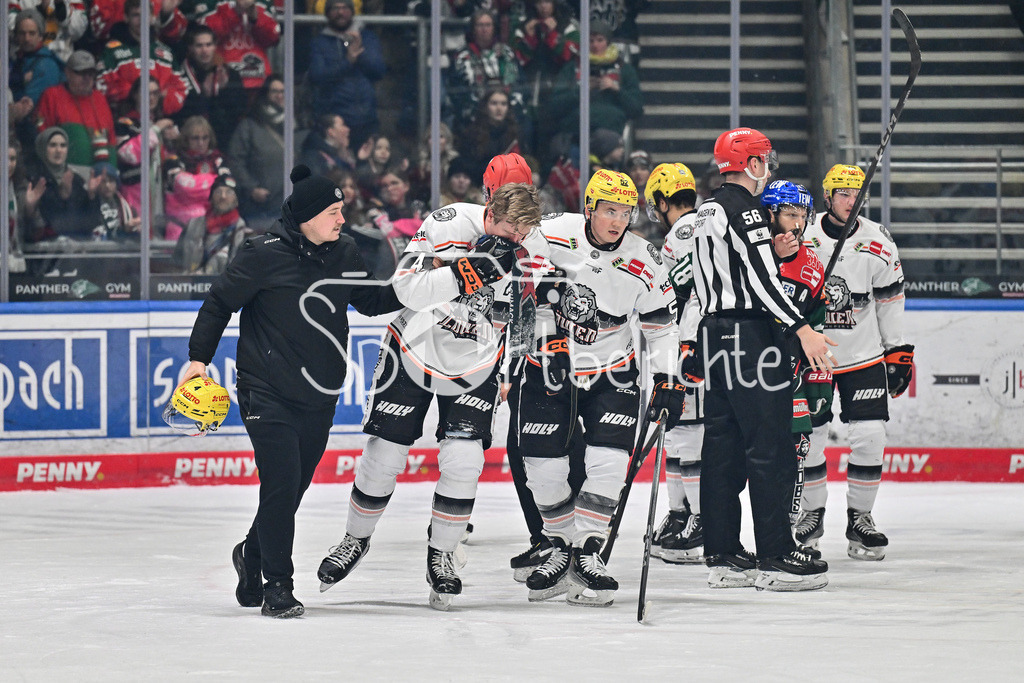 Augsburger Panther - Löwen Frankfurt  | der vom Puck getroffene Reid McNEILL (Löwen Frankfurt #4) muss verletzt vom Eis gebracht werden / DEL: Augsburger Panther - Loewen Frankfurt, Curt Frenzel Stadion am 12.01.2025