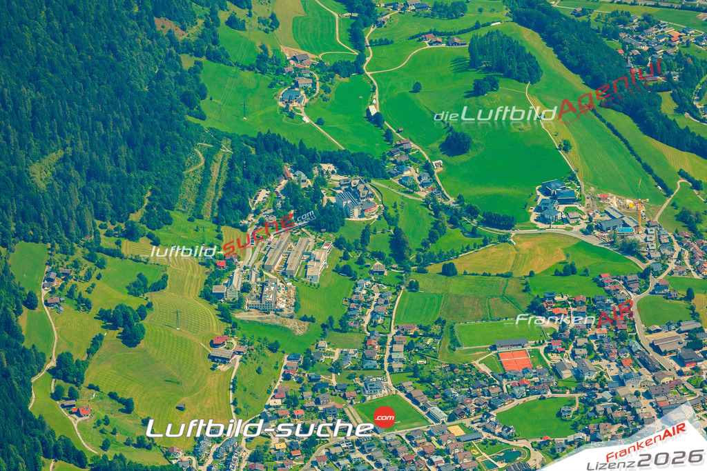 Luftaufnahme der Stadt Sankt Veit im Pongau - Die Luftaufnahme wurde 2025 vom UL-Flugzeug heraus erstellt ( keine Drohne ) - Hochauflösende Luftaufnahme - für professionelle Ausdrucke geeignet. Die Geschenkidee !Mit Lizenz und Bildrechte bestellbar
