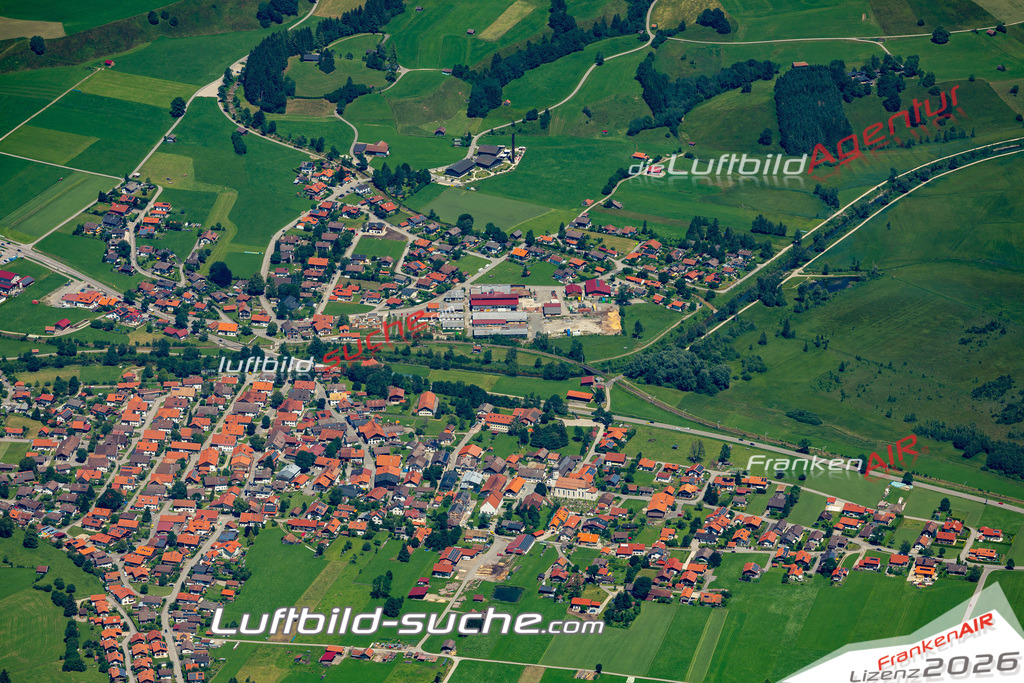 Aktuelles Luftbild von  Unterammergau - Die Luftaufnahme wurde 2022 mittels UL-Flugzeug erstellt ( keine Drohne ) - hochauflösende Kamera-Systeme von  Canon -Beste Qualität - Für grossformatige Ausdrucke geeignet. Die Geschenkidee !