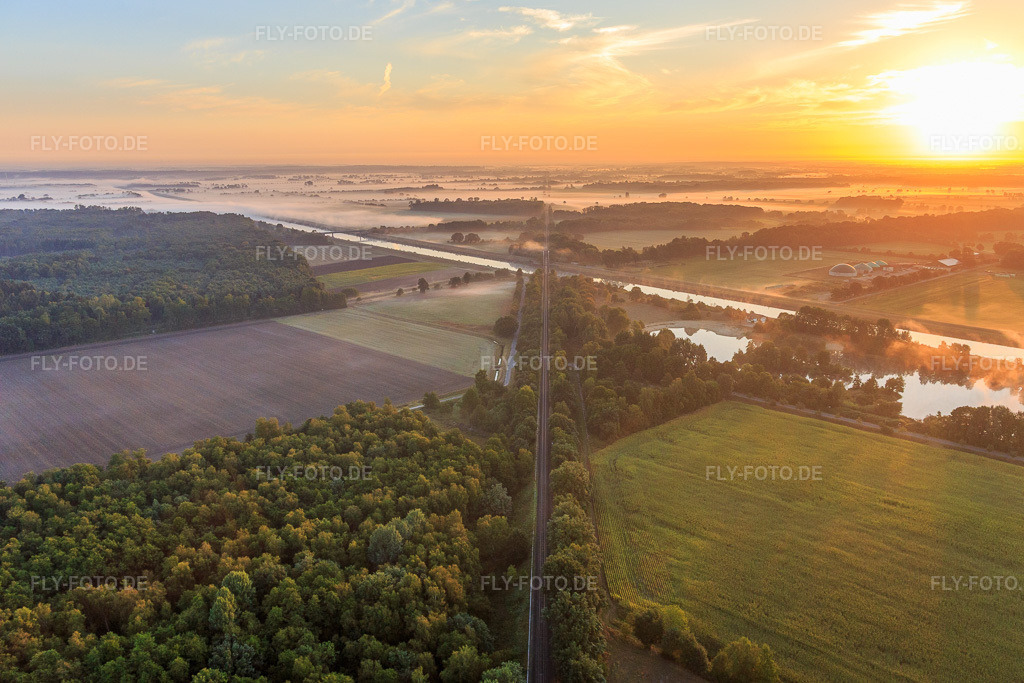 Luftbild: Eisenbahngeleise über den Elb-Seiten-Kanal in Scharnebeck im Bundesland Niedersachsen in Deutschland. Foto: IMG_110150.jpg vom 18.08.2018 durch Werner Riehm/FLY-FOTO.de