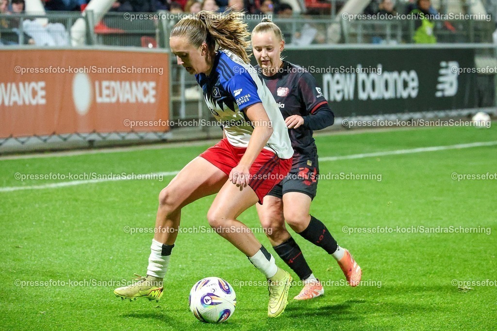 xsscx05112501003 | 05.11.2025, xsscx, Frauen Fuﬂball, Bayer 04 Leverkusen - Hamburger SV, Saison 2025 2026: Victoria Schulz (Hamburger SV #19) im Zweikampf gegen Vanessa Fudalla (Bayer 04 Leverkusen #21) DFB regulations prohibit any use of photographs as image sequences and or quasi-video.
