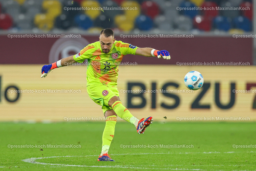 Due0911240109602159 | 09.11.2024, Fußball, Fortuna Düsseldorf - SC Paderborn 07, 2. Bundesliga, Merkur Spiel-Arena, Saison 2024 2025: Torwart Florian Kastenmeier (Fortuna Düsseldorf #33) DFB regulations prohibit any use of photographs as image sequences and or quasi-video.