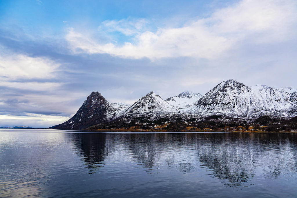 Berge und Felsen im Winter nahe Harstad in Norwegen | Berge und Felsen im Winter nahe Harstad in Norwegen.
