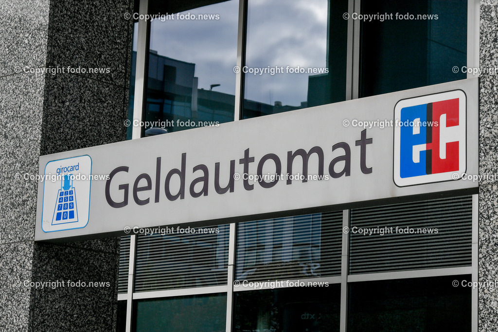 Deutschland_ Baden-Wuerttemberg_ Stuttgart_ 25.10.2025-9 | 25.10.2025, Deutschland, GER, Baden-Wuerttemberg, Stuttgart, im Bild Themenbild, Geldautomat, EC, Girocard, Bank, Bargeld, Auszahlung, Bankkarte, Finanzdienstleistung, EC-Automat, Bankgebaeude, Automatenbetrieb, Deutschland, Selbstbedienung, Geldabhebung, Zahlungsverkehr, Stadtansichten, Feature, Symbolbild 