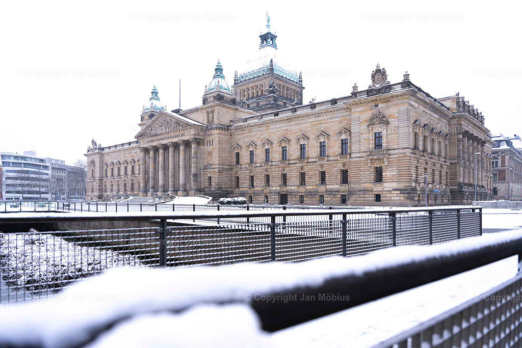 Bundesverwaltungsgericht | Das heutige Bundesverwaltungsgericht in Leipzig blickt auf eine bewegte Geschichte zurück: Ursprünglich als Reichsgericht errichtet, diente das beeindruckende Gebäude später als Bildermuseum. Heute ist es Sitz des höchsten deutschen Gerichts für öffentliches Recht. Die Verbindung aus historischer Architektur, kulturellem Erbe und rechtlicher Bedeutung macht diesen Ort einzigartig – für Besucher, Interessierte und Bildkäufer gleichermaßen. - Realisiert mit Pictrs.com