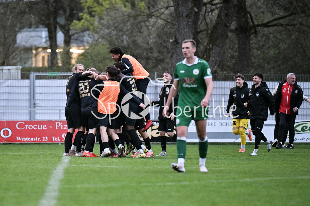 VfB Eichstätt - TSV Schwaben Augsburg | EICHSTÄTT, GERMANY - 14. APRIL: Jubel der Gäste nach dem Treffer zum 0-1 durch Achitpol KEEREEROM (TSV Schwaben Augsburg 29) / Tor / Torschuetze / Freude / Happy  während dem Match zwischen dem VfB Eichstätt und dem TSV Schwaben Augsburg am 19. Spieltag der Regionalliga Bayern im Hirsch Sportpark