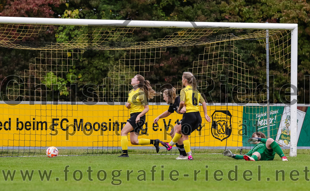 2023-10-08_098_FC_Moosinning_gegen_SG_TSV_St_Wolfgang-FC_Lengdorf | Moosinning, Deutschland, 08.10.2023:
Fußball, Kreisliga 2023 / 2024, 4. Spieltag, FC Moosinning gegen (SG) TSV St.Wolfgang/FC Lengdorf, Endergebnis: 

Tor zum 1:3 durch Anna Obermeier ((SG) TSV St.Wolfgang/FC Lengdorf, #6), Vanessa Kressirer (FC Moosinning, #6), Torfrau Desiree Brunner (FC Moosinning, #1)

Foto: Christian Riedel / fotografie-riedel.net