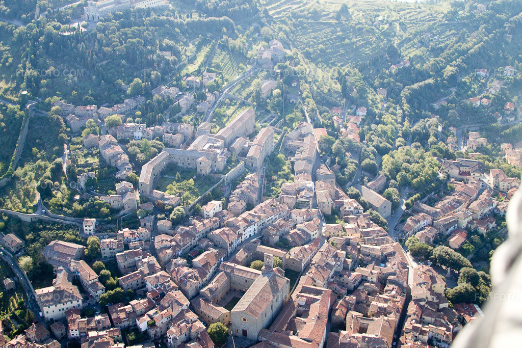 Aerial view: View of the town in Cortona in the state Arezzo, Italy. – Photo: IMG_43795.jpg taken on 07/29/2011 by Werner Riehm/FLY-FOTO.com – Resolution of the original: 4272 x 2848 px