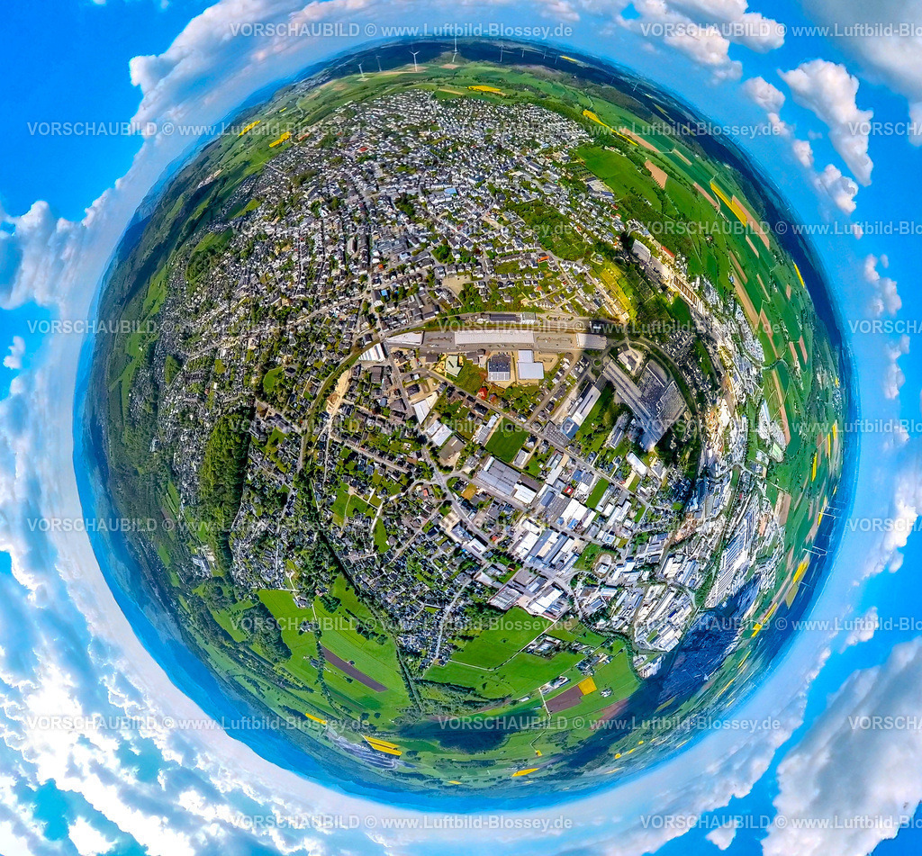 Brilon240590445Freiladestrasse | Luftbild, Ortsansicht Brilon und Bahnhof, Wohngebiet und Einkaufszentrum Freiladestraße, Gewerbegebiet Papestraße und Keffelker Straße, Erdkugel, Fisheye Aufnahme, Fischaugen Aufnahme, 360 Grad Aufnahme, tiny world, little planet, fisheye Bild, , Brilon, Sauerland, Nordrhein-Westfalen, Deutschland