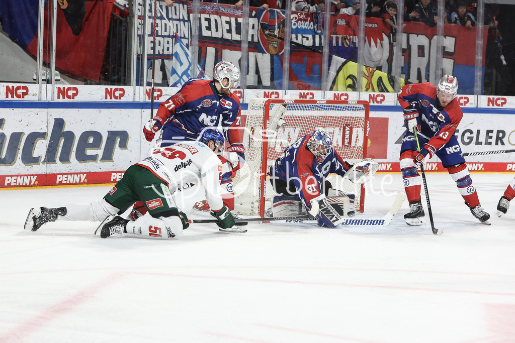 Nürnberg Ice Tigers - Augsburger Panther | Alexander OBLINGER (AEV #50) im Duell mit Ludwig BYSTROEM (NIT #71) vor Niklas TREUTLE (NIT #31) / Zweikampf