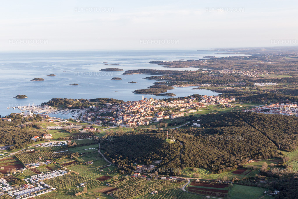 Aerial view: View of the town in Vrsar in the state Gespanschaft Istrien, Croatia. – Photo: IMG_106247.jpg taken on 04/14/2018 by Werner Riehm/FLY-FOTO.com – Resolution of the original: 5472 x 3648 px