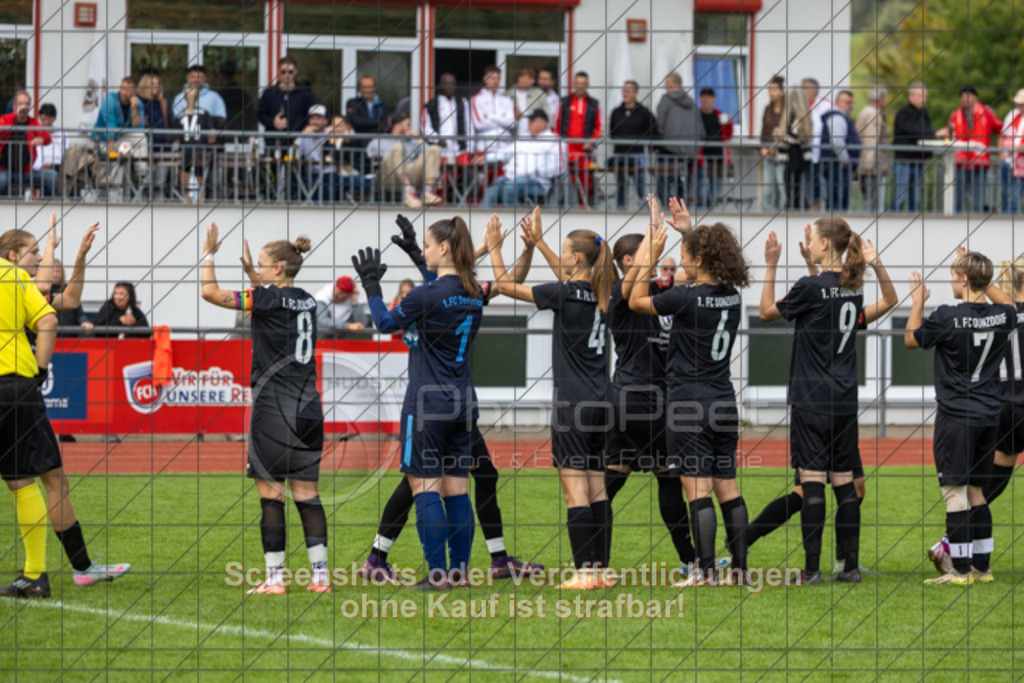 20250928_130310_0052 | #,1.FC Donzdorf (schwarz) vs. TV Derendingen (rot), Fussball, Frauen-Verbandsliga Württemberg, 03. Spieltag, Saison 2025/2026, Rasenplatz Lautertal Stadion, Süßener Straße 16, 73072 Donzdorf, 28.09.2025 - 13:00 Uhr,Foto: PhotoPeet-Sportfotografie/Peter Harich