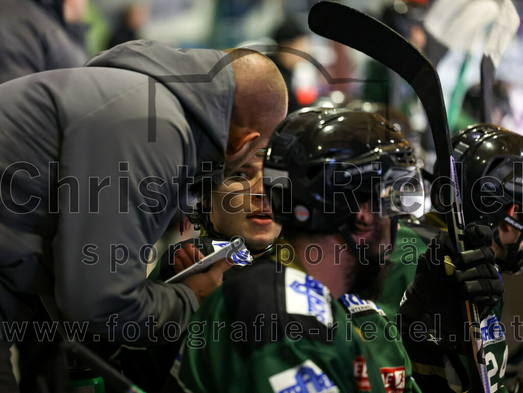 2023-01-22_129_Eishockey_TSV_Erding_gegen_ESC_Dorfen | Erding, Deutschland, 22.01.2023:
Eishockey, Bayernliga 2022 / 2023, 29. Spieltag, TSV Erding gegen ESC Dorfen, Endergebnis: 6:2

Teamchef Felix Schütz (Erding Gladiators), Paul Wallek (Erding Gladiators, #44), Rudolf Lorenz (Erding Gladiators, #91)

Foto: Christian Riedel / fotografie-riedel.net