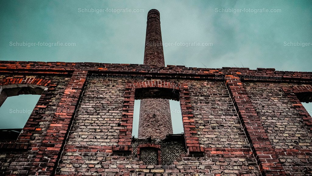 Fabrikruine Kamin | Ziegelsteinmauer mit einem Kamin - Realisiert mit Pictrs.com