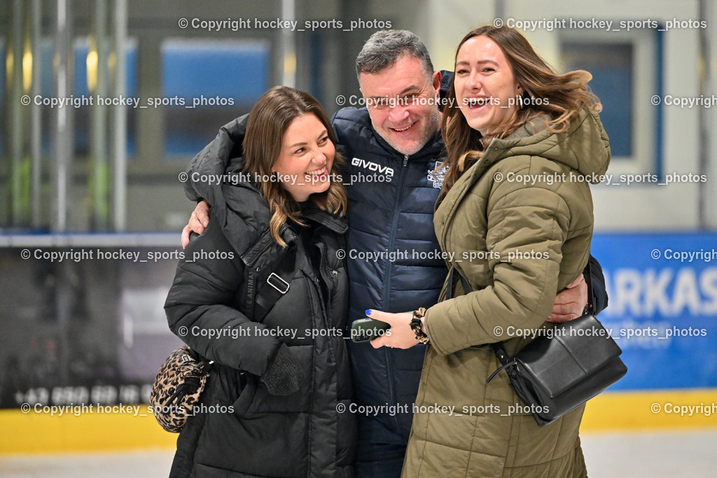ESC SOCCERZONE STEINDORF vs. 1. EHC Althofen | Sektionsleiter ESC Steindorf Hans Tschernutter, Julia Puntigam Soziale Medien ESC Steindorf, ESC SOCCERZONE STEINDORF vs. 1. EHC Althofen, Siegerehrung ESC SOCCERZONE STEINDORF & 1. EHC Althofen am 08.03.2025 in Steindorf (Ossiachersee Halle), Austria, (Photo by Bernd Stefan)