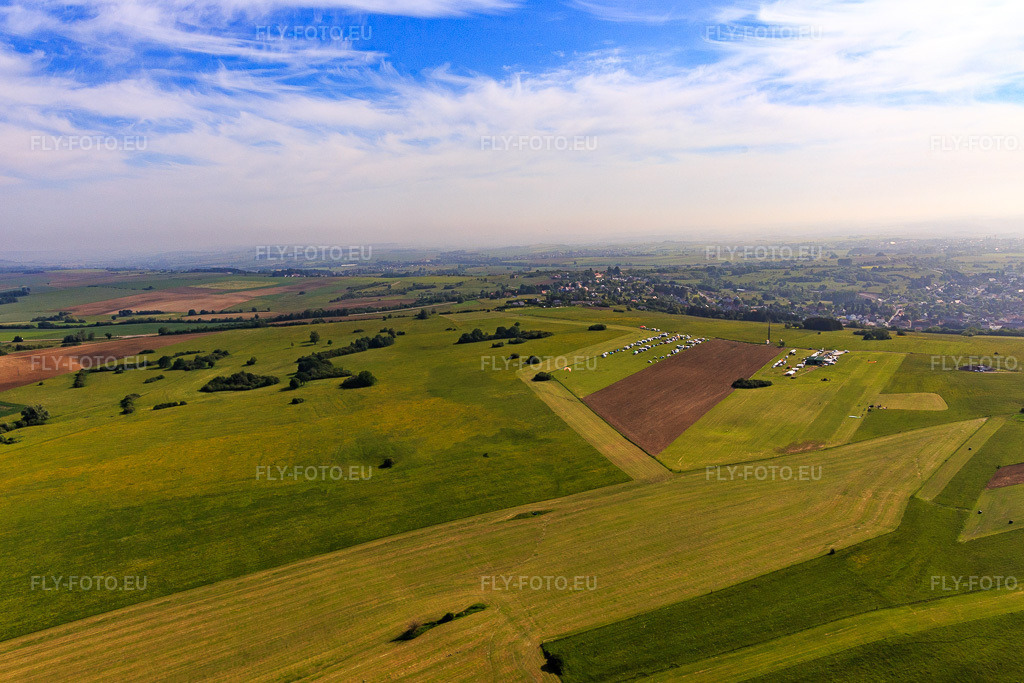 Vue aérienne: Aérodrome des Ailes de Rohrbach à Rohrbach-lès-Bitche dans le département Moselle, France – .Photo: IMG_107314.jpg prise le 19/05/2018 par Werner Riehm/FLY-FOTO.eu – Résolution de l'original: 5231 x 3487 px – Les Ailes de Rohrbach - La passion de l'ULM