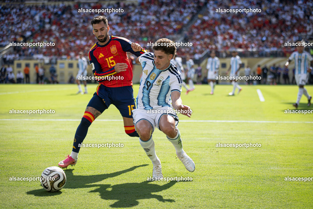 FOOTBALL : Argentine vs Espagne – Finale de la Coupe du Monde FIFA 2026. New York New Jersey Stadium, East Rutherford, New Jersey, États-Unis. 19/07/2026. | Julián Álvarez #9 (Argentine) et Álex Baena #15 (Spain)