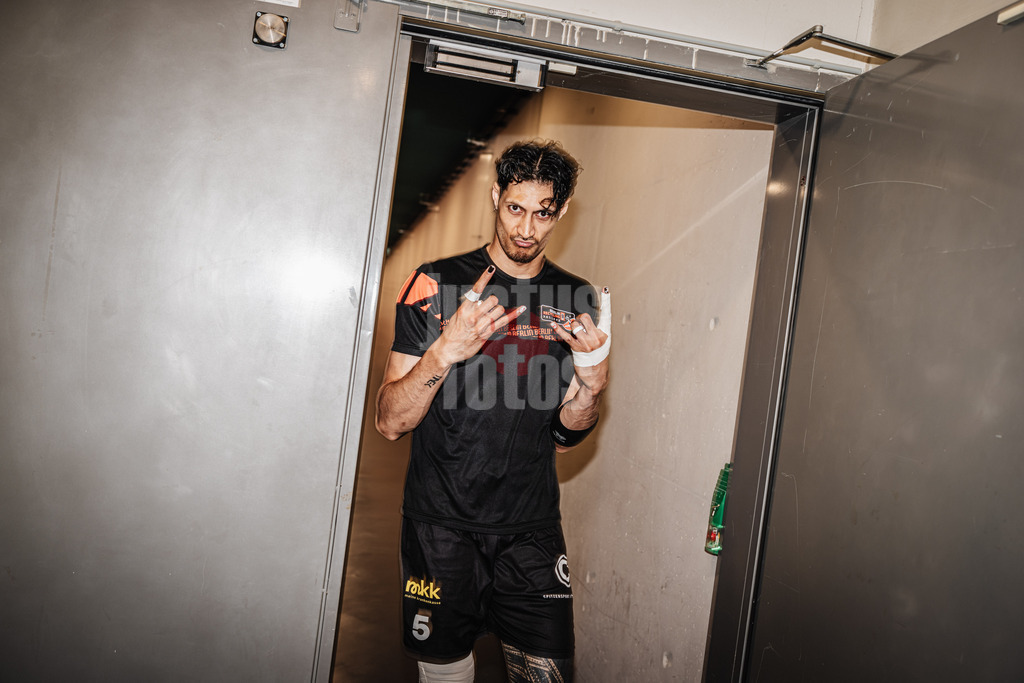 Volleyball | Herren | Saison 2024/2025 | 1. Volleyball Bundesliga Männer | Finale | BERLIN RECYCLING Volleys vs. SVG Lüneburg | 03.05.2025 | Nehemiah Mote (#5, Berlin Recycling Volleys) auf dem Weg zum Aufwärmen