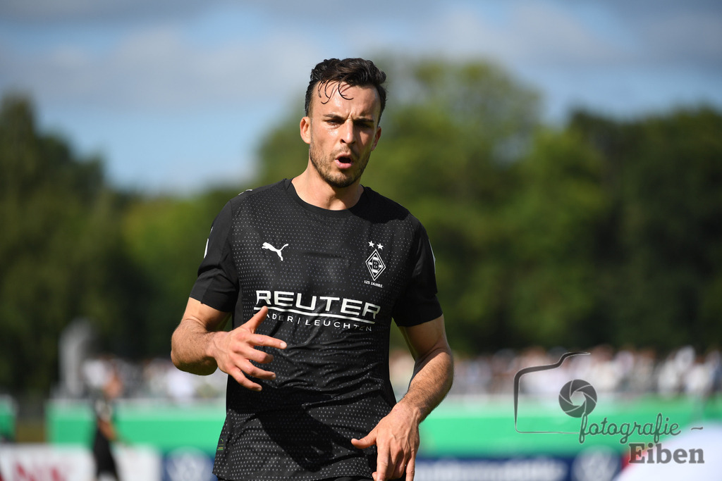 SV Atlas-Delmenhorst-Borussia Mönchengladbach | DFB-Pokal 1. Runde;SV Atlas Delmenhorst (gelb)-Borussia Mönchengladbach (schwarz) am 17.08.2025 in Oldenburg (Marschweg-Stadion), Photo: Philip Eiben 2025 - Realisiert mit Pictrs.com